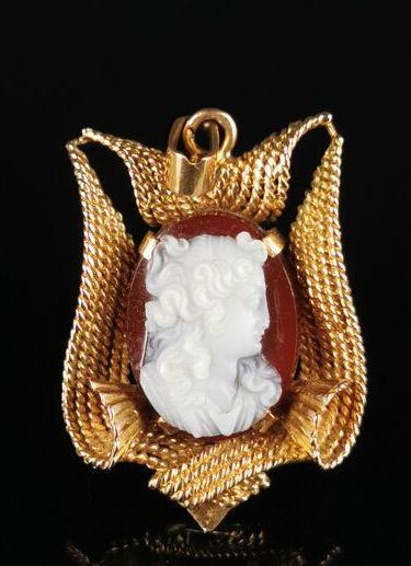 null Pendentif en or jaune orné d'un camée sur agate figurant un profil de femme...