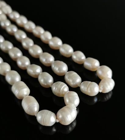 null Long sautoir orné de perles de culture baroques. 

Diamètre des perles : 12...