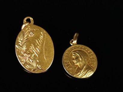null Deux médailles religieuses en or jaune, l'une figurant la Vierge, l'autre à...