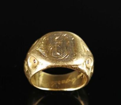 null Chevalière in yellow gold, decorated with a monogram "HP" with owl heads, the...
