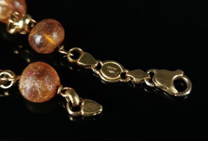 null URBANO, Italy.

Bracelet en or jaune et perles d'ambre.

Signé.

L_19 cm.

Poids...