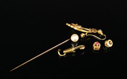 null Ensemble en or comprenant une épingle de cravate ornée d'une perle, une boucle...