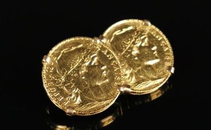 null Broche en or ornée de deux pièces de 20 francs Marianne. 

L_ 4 cm.

16.73 grammes...
