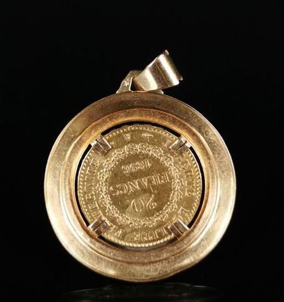 null Médaillon pendentif en or jaune orné en son centre d'une pièce de 20 francs...