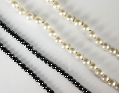 null Deux colliers en perles, l'un en perles de culture, l'autre en perles noires...