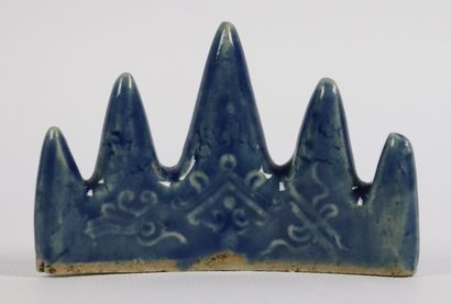 null CHINE, époque Kangxi (1662-1722).

Porte-pinceaux en porcelaine émaillée bleu.

H_6,5...