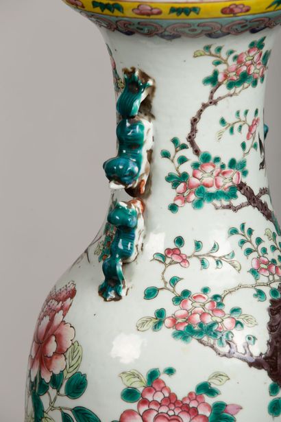 null CHINE, XXème siècle.

Vase balustre en porcelaine et émaux de la Famille Rose...
