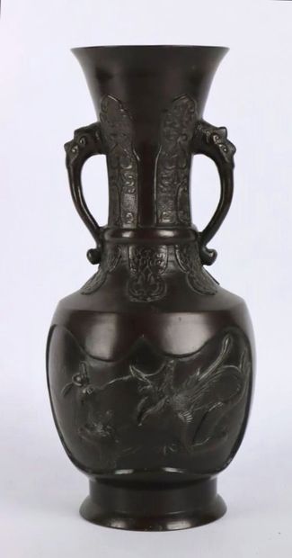 null JAPAN, Meiji period (1868-1912)

Baluster vase in bronze with brown patina decorated...