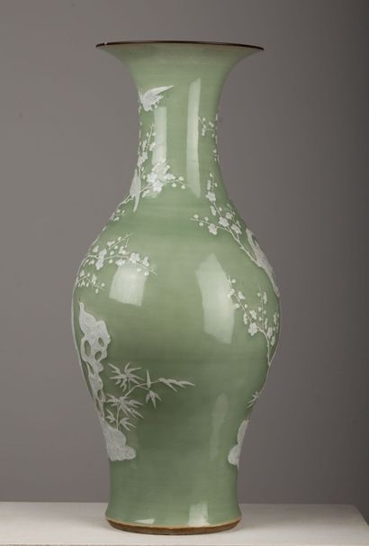 null CHINA, late Qing dynasty (1644-1911).

Large celadon and white enameled porcelain...
