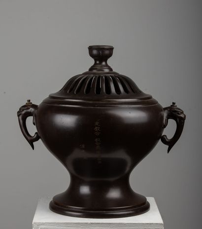 null LAOS, XIXème siècle.

Important brûle-parfum de pagode en bronze à belle patine...