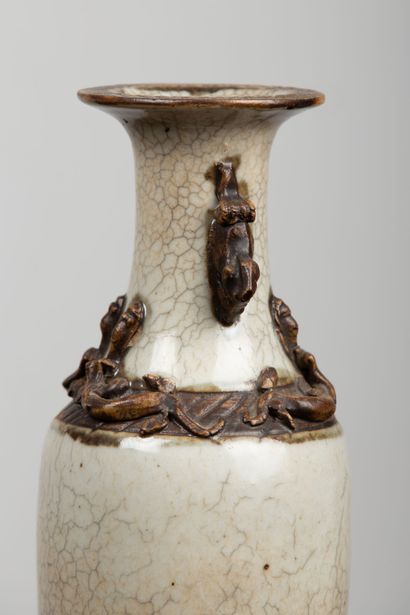 null CHINA, Nanjing, circa 1900.

Porcelain stoneware vase partially glazed celadon...
