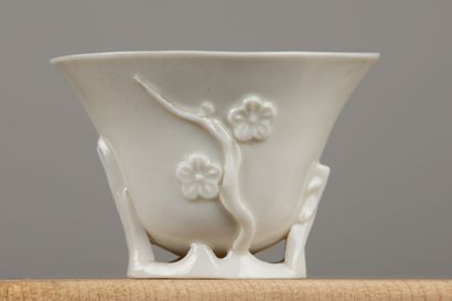 null CHINE, époque Kangxi (1662-1722).

Coupe libatoire en porcelaine émaillée blanc...