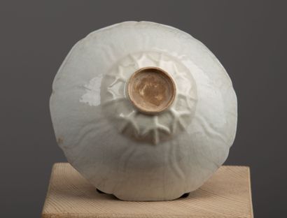 null CHINE, dynastie Song (960-1279).

Coupe en porcelaine blanche en forme de fleur...