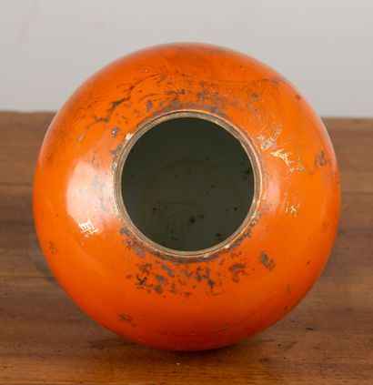 null CHINE vers 1900. 

Vase globulaire en porcelaine à couverte orange corail, ornée...