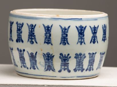 null CHINE, XXème siècle.

Corps de pot couvert en porcelaine émaillée à décor blanc-bleu...