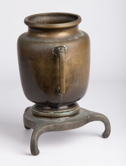 null CHINE DU SUD, XIXeme siècle.

Vase balustre en bronze patiné, sur une base tripode....