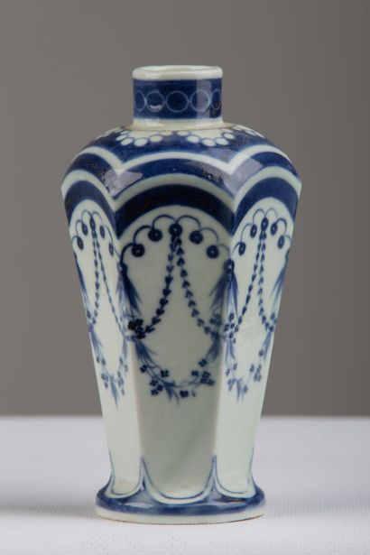 null CHINA, 18th century.

Porcelain vase with cut sides decorated in blue monochrome...
