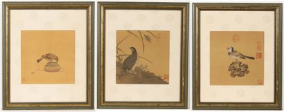 null CHINA, 20th century.

Birds.

Suite of three tempera prints on silk, signed...