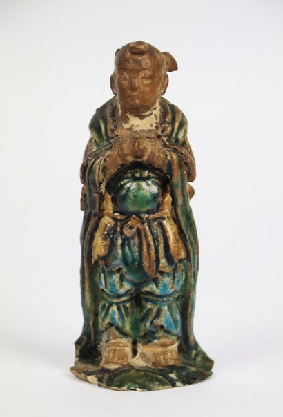 null CHINE, dynastie Ming (1368-1644).

Statuette en grès émaillé turquoise, figurant...
