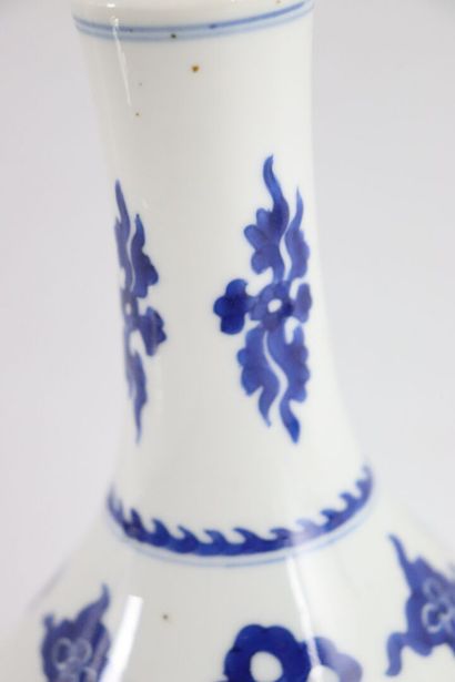 null CHINA, Kangxi period (1661-1722).

A baluster vase in porcelain and white-blue...
