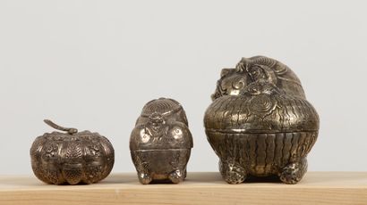 null CAMBODIA.

Set of betel boxes in silver, decorated with elephants, fruit and...