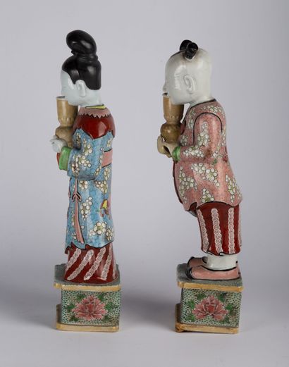 null CHINE.

Paire de statuettes figurant deux enfants en porcelaine à émaux polychromes,...