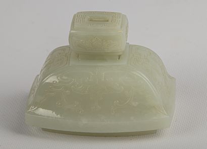 null 
CHINA, Qianlong period (1736-1795).




Important covered vase in pale celadon...