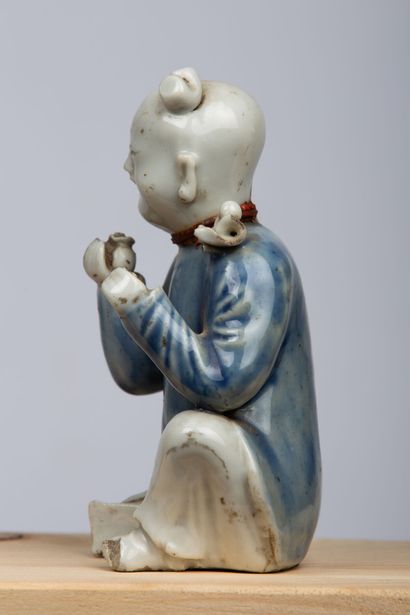 null CHINE, XVIIIème siècle.

Sujet en porcelaine blanche, figurant un enfant, son...
