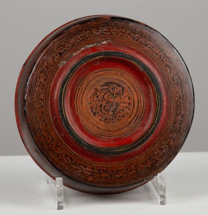 null BURMA, circa 1900.

Betel box in red and black lacquer decorated with stylized...
