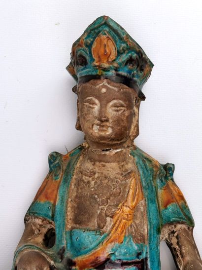 null CHINE, dynastie Qing (1644-1911).

Statuette de Guanyin en terre cuite émaillée...