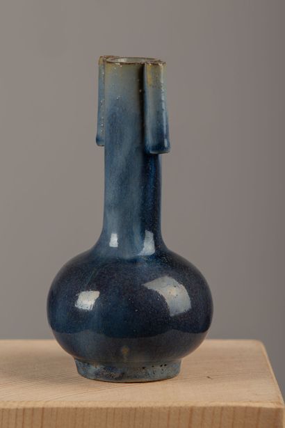 null CHINE, XXème siècle.

Vase à long col à anses tubulaires en grès porcelaineux,...