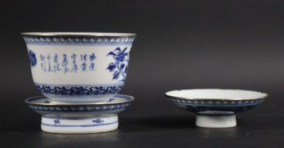 null CHINA, circa 1900.

Covered sorbet and its pedestal, in white-blue enamelled...