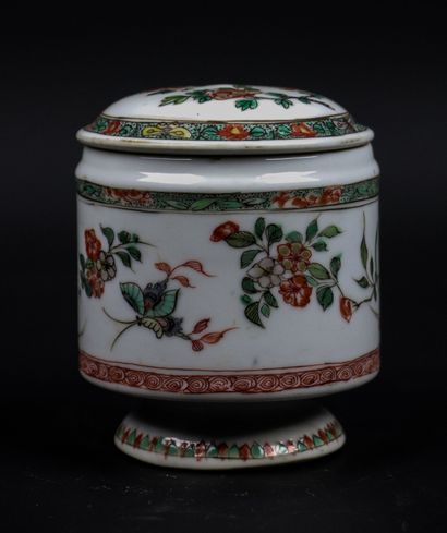 null CHINA, Kangxi period (1662-1722).

Covered mustard pot in porcelain and enamels...