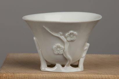 null CHINA, Kangxi period (1662-1722).

White enameled porcelain libation cup with...