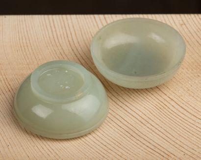 null CHINA, 19th century.

Jade lenticular box, the lid engraved with branches of...