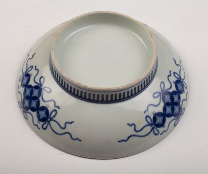 null JAPAN, Nabsehima.

Porcelain bowl on heel with polychrome decoration of autumn...