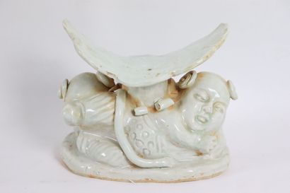 null CHINE, vers 1900.

Petit oreiller en porcelaine émaillé céladon, à décor de...