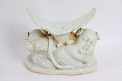 null CHINE, vers 1900.

Petit oreiller en porcelaine émaillé céladon, à décor de...