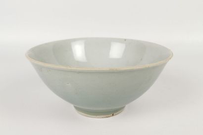 null CHINA, circa 1900.

Porcelain and celadon enamel cup or bowl, resting on a slight...