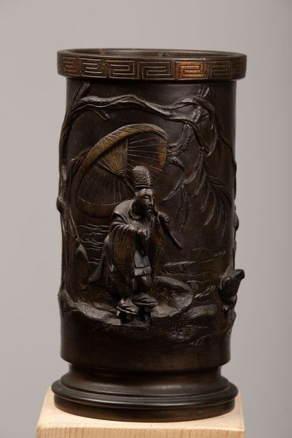 null JAPAN, Meiji period (1868-1912).

Bronze scroll or brush pot with brown patina,...