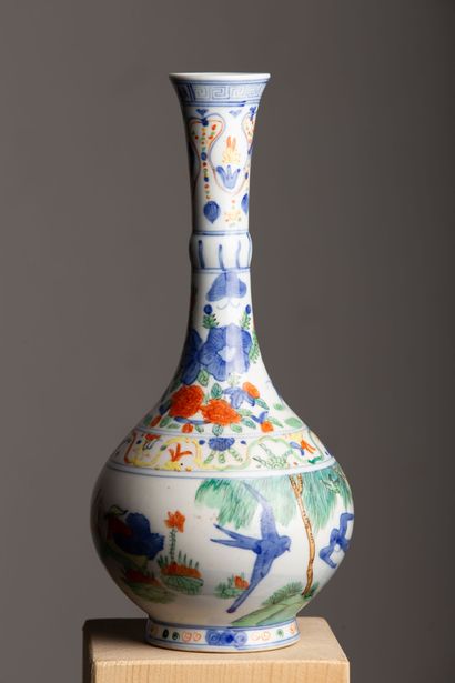 null CHINE, XXème siècle.

Vase bouteille en porcelaine et émaux wucai à décor d'oiseaux...