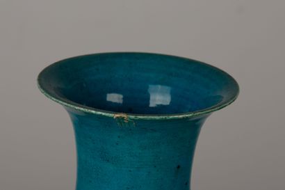 null CHINE, dynastie Ming (1368-1644).

Vase balustre en porcelaine émaillée bleu...