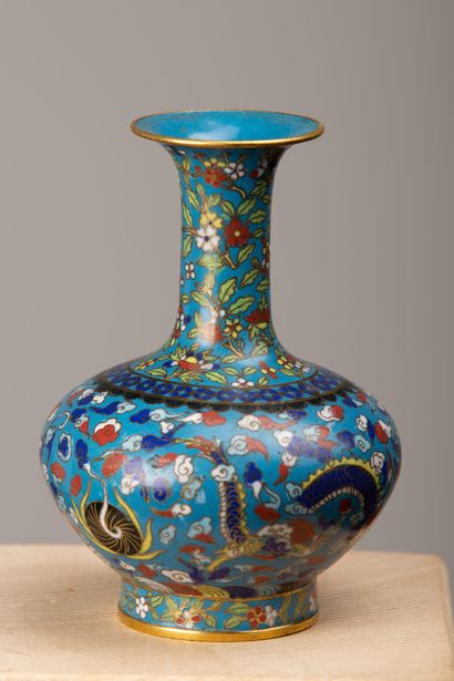 null CHINE, fin du XIXème siècle.

Vase en bronze et émaux cloisonnés à décor de...