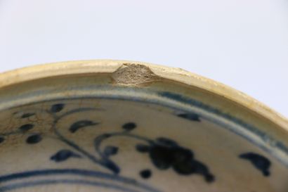 null CHINA, Ming dynasty (1368-1644).

Circular porcelain cup with enamelled decoration...