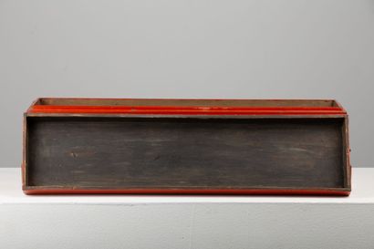 null BIRMANIA (?).

Long rectangular box in red lacquer, the base in plinth with...