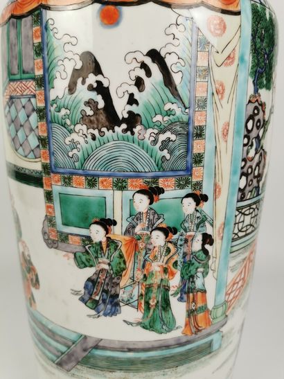 null CHINE, fin du XIXème siècle.

Important vase rouleau en porcelaine et émaux...