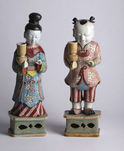 null CHINE.

Paire de statuettes figurant deux enfants en porcelaine à émaux polychromes,...