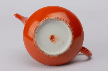 null CHINA, 20th century.

Meeting of a teapot, a box and a lenticular box in coral...