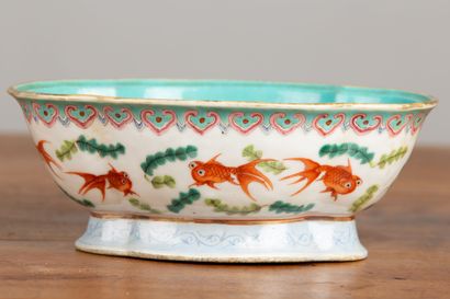 null CHINA, 19th century.

A polychrome enamelled porcelain bowl decorated with fishes...