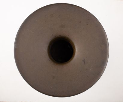 null JAPON, XIXème siècle.

Vase en bronze à col largement aplati, le col épaulé...